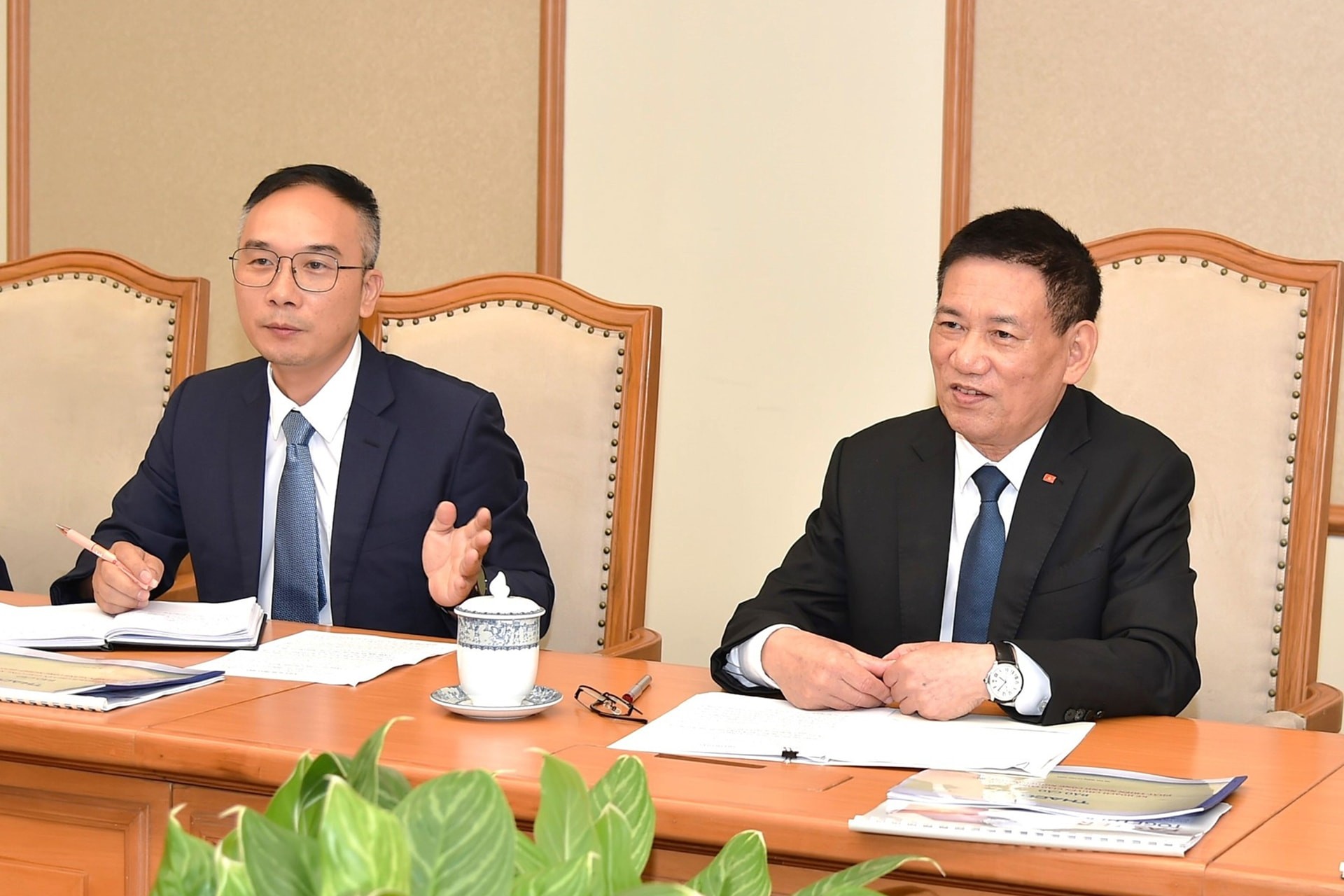 pho-thu-tuong-lam-viec-voi-thaco-va-hyundai-rotem-ve-du-an-duong-sat-toc-do-cao-4-1759825475.jpg