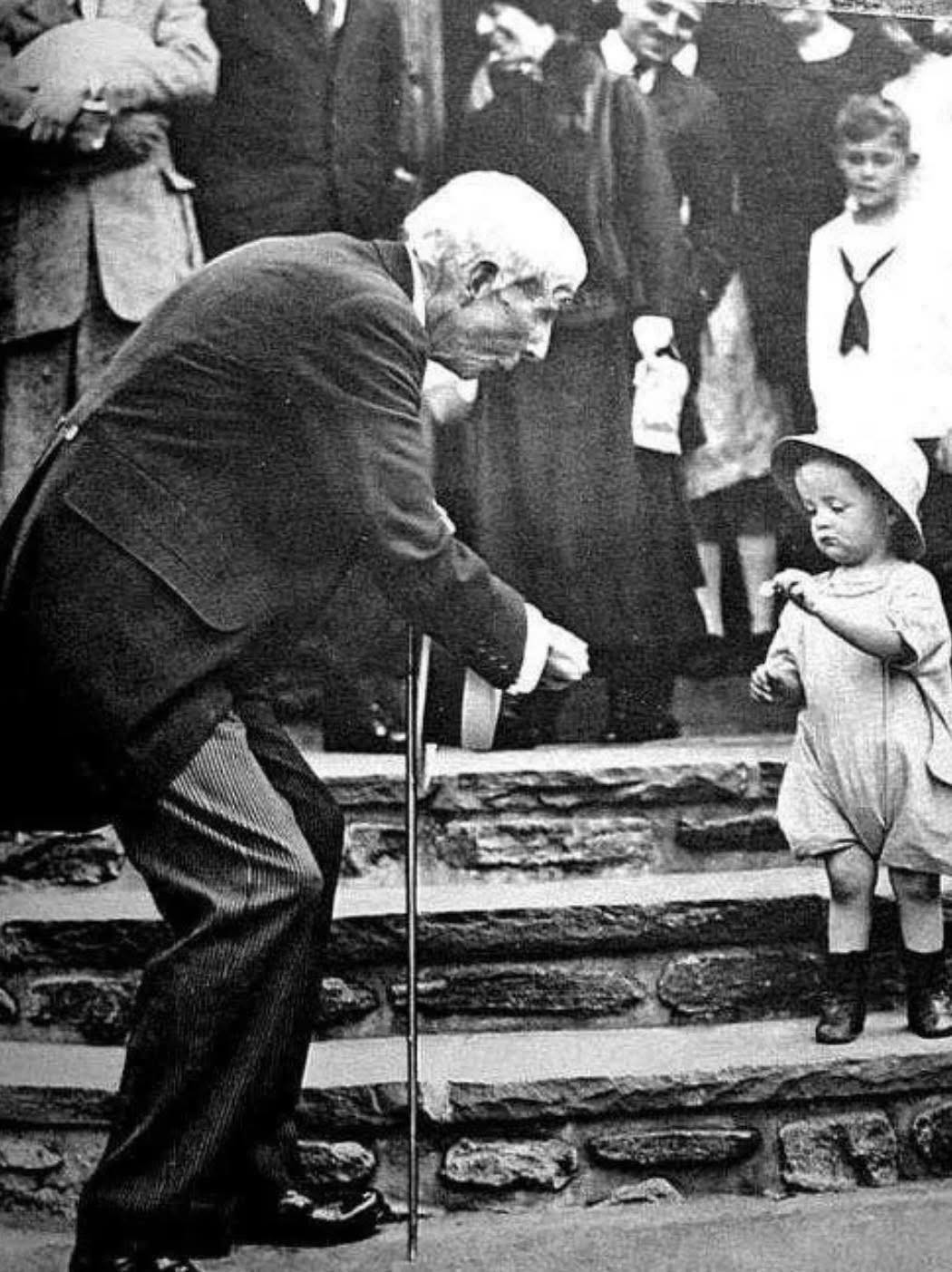 john-d-rockefeller-va-bai-hoc-tu-dong-5-xu-khi-nguoi-giau-nhat-the-gioi-chon-trao-di-dieu-nho-be-nhat2-1760327996.jpg