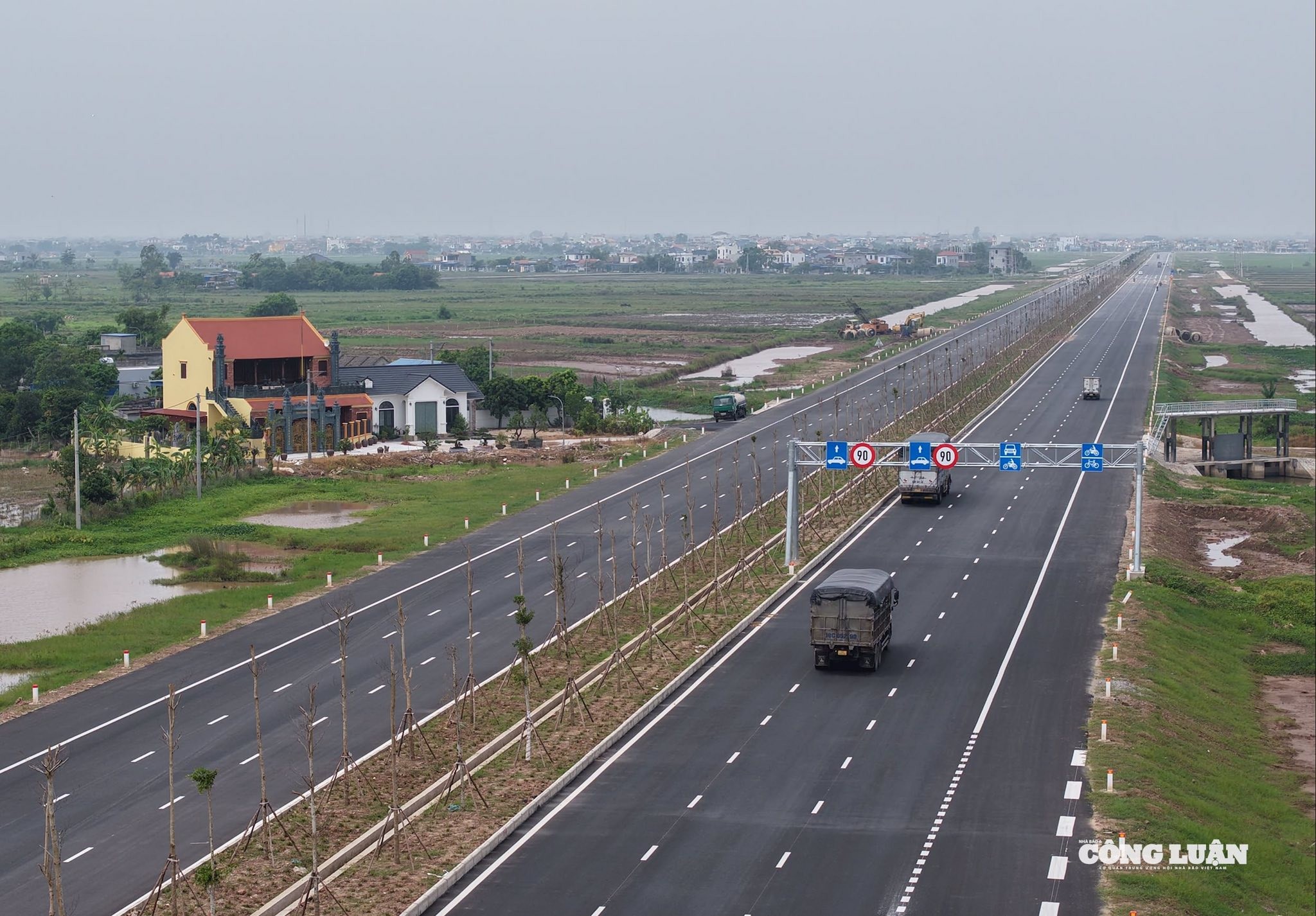 can-canh-tuyen-duong-6400-ti-dong-8-lan-xe-sap-hoan-thanh-o-ninh-binh11-1760497358.jpg
