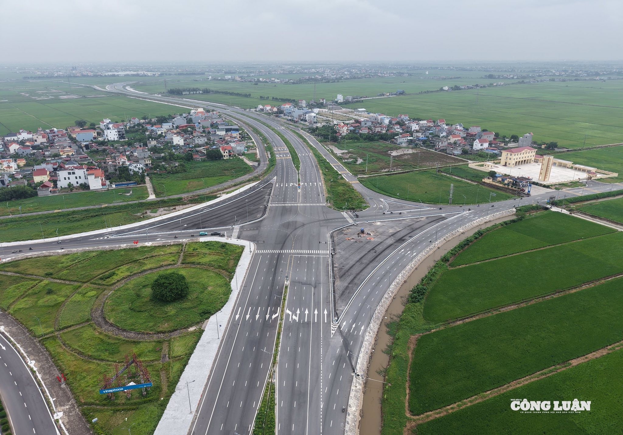 can-canh-tuyen-duong-6400-ti-dong-8-lan-xe-sap-hoan-thanh-o-ninh-binh3-1760497359.jpg