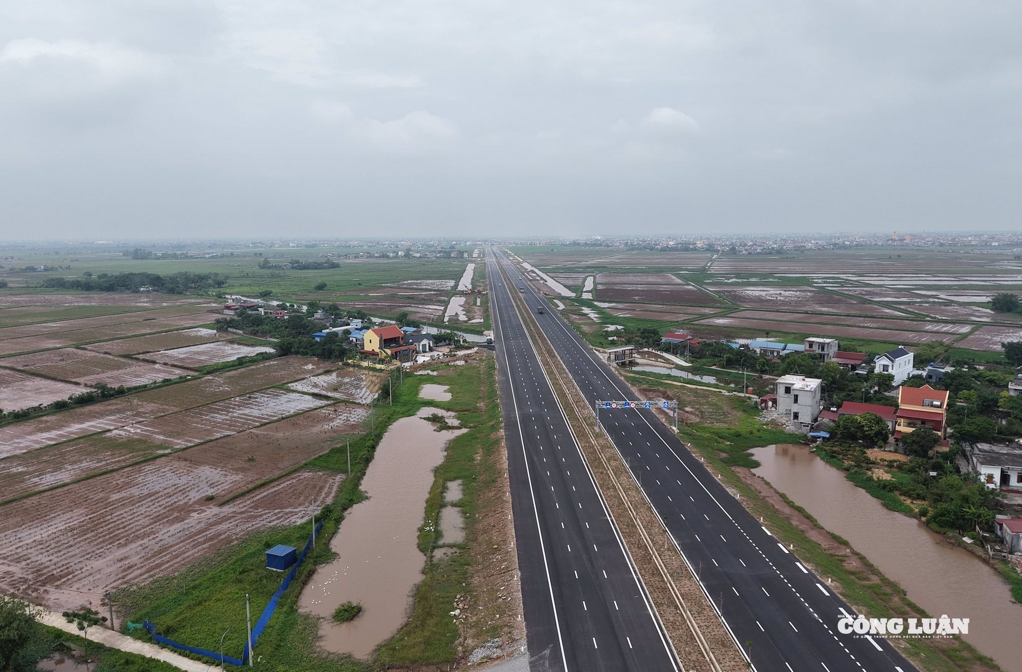can-canh-tuyen-duong-6400-ti-dong-8-lan-xe-sap-hoan-thanh-o-ninh-binh8-1760497358.jpg
