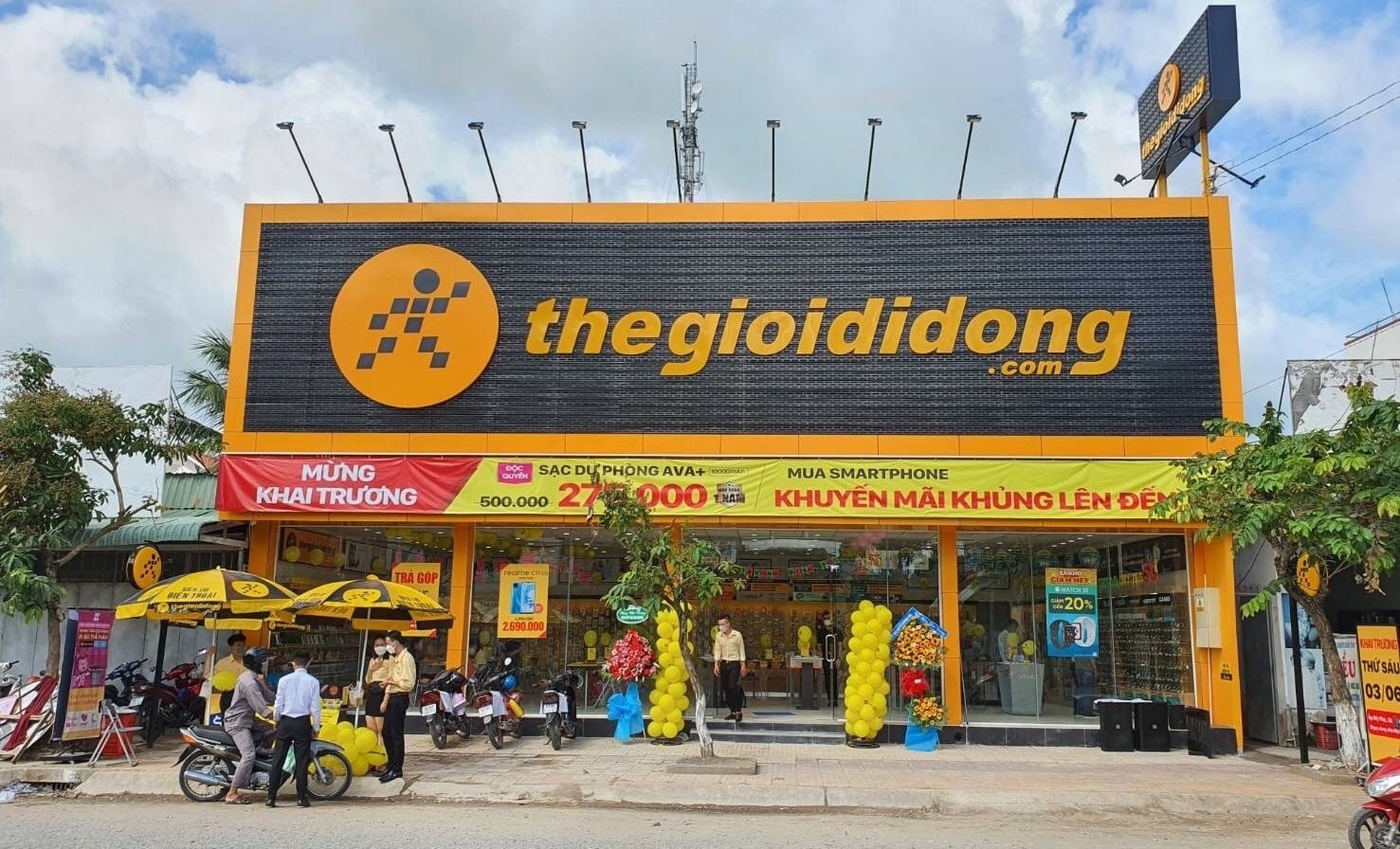 the-gioi-di-dong-dat-hon-113000-ty-dong-doanh-thu-sau-9-thang-1760807156.jpg