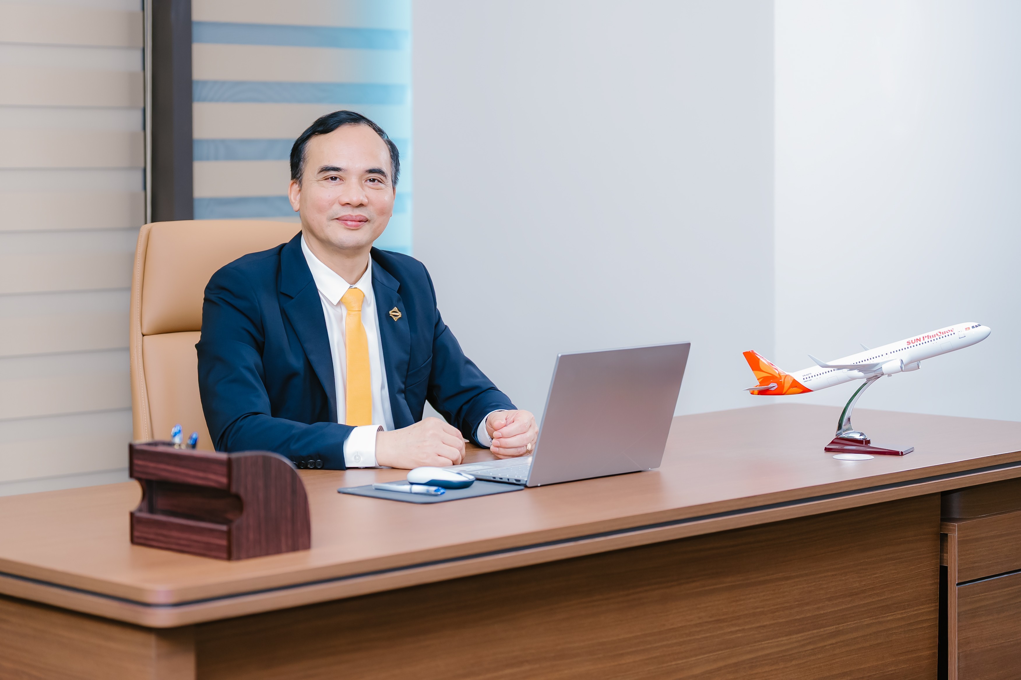 ong-nguyen-manh-quan-tong-giam-doc-sun-phuquoc-airways-1761087495-1761118777.jpg