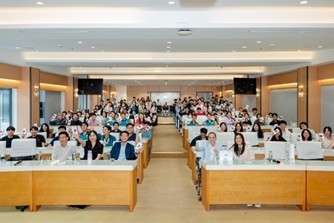 trao-quyen-cho-the-he-chuyen-gia-dinh-phi-bao-hiem-tuong-lai-cua-viet-nam-trong-ky-nguyen-ai-va-su-bung-no-cua-linh-vuc-tai-chinh-5-1761275262.jpg