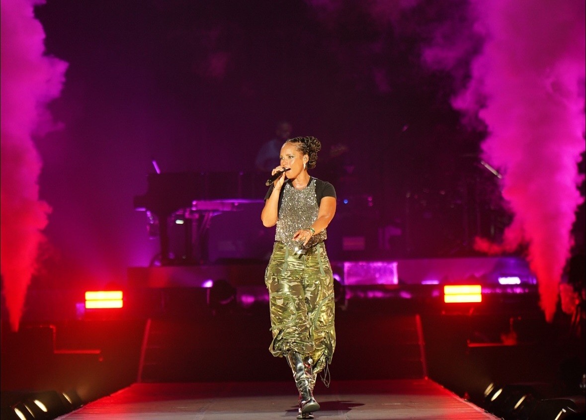 alicia-keys-khi-ky-uc-hien-tai-va-nghe-thuat-giao-nhau-o-ha-noi-3-1761724004.jpg
