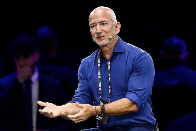 jeff-bezos-1762764945.jpg