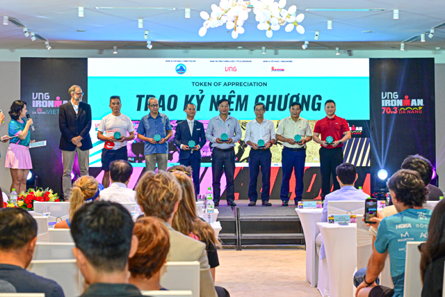 trao-tang-ky-niem-chuong-cho-cac-doi-tac-trung-binh-1778143232.png