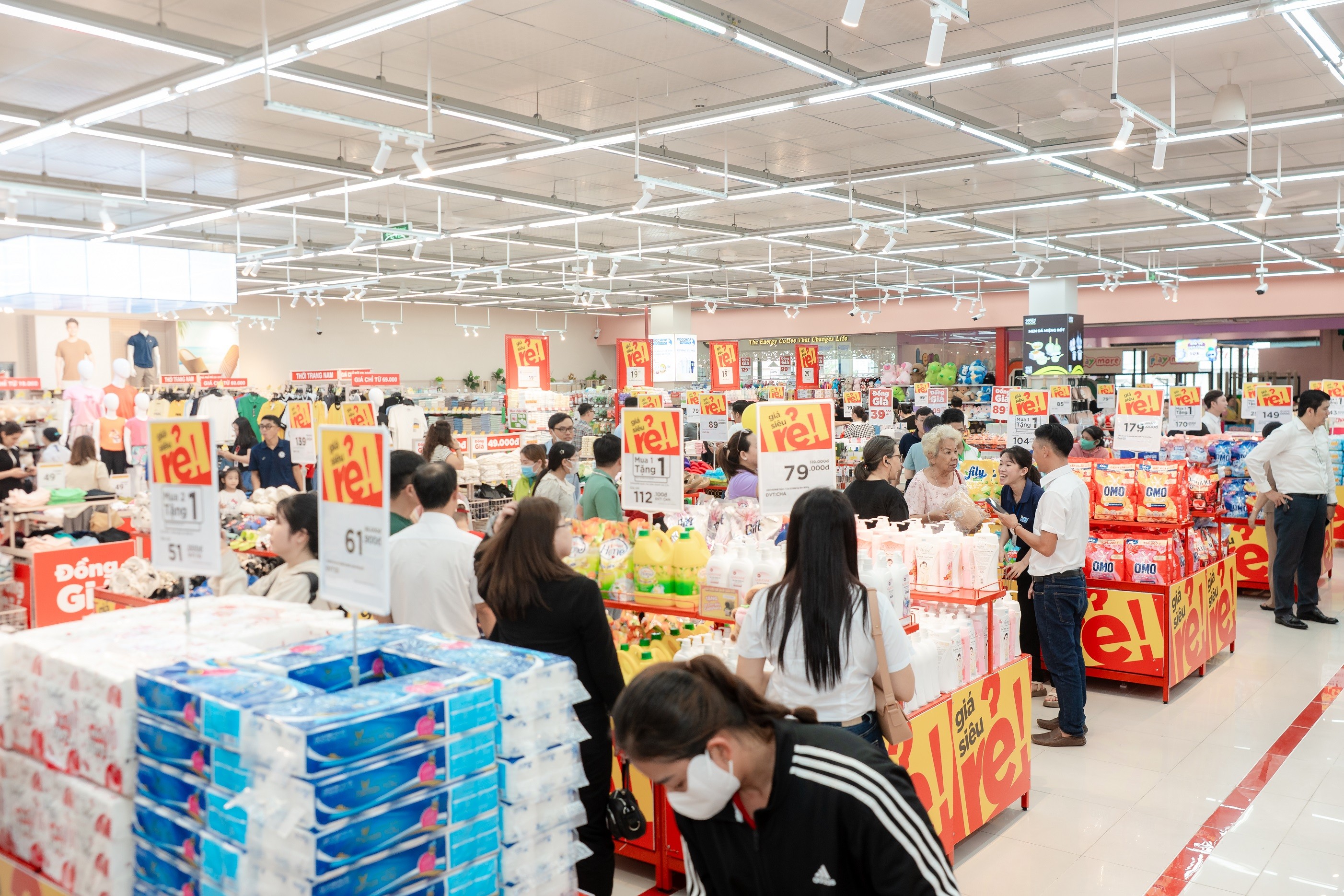 nhieu-san-pham-thiet-yeu-gia-dinh-duoc-bay-ban-voi-gia-uu-dai-tai-he-thong-winmart-1779179182.jpg