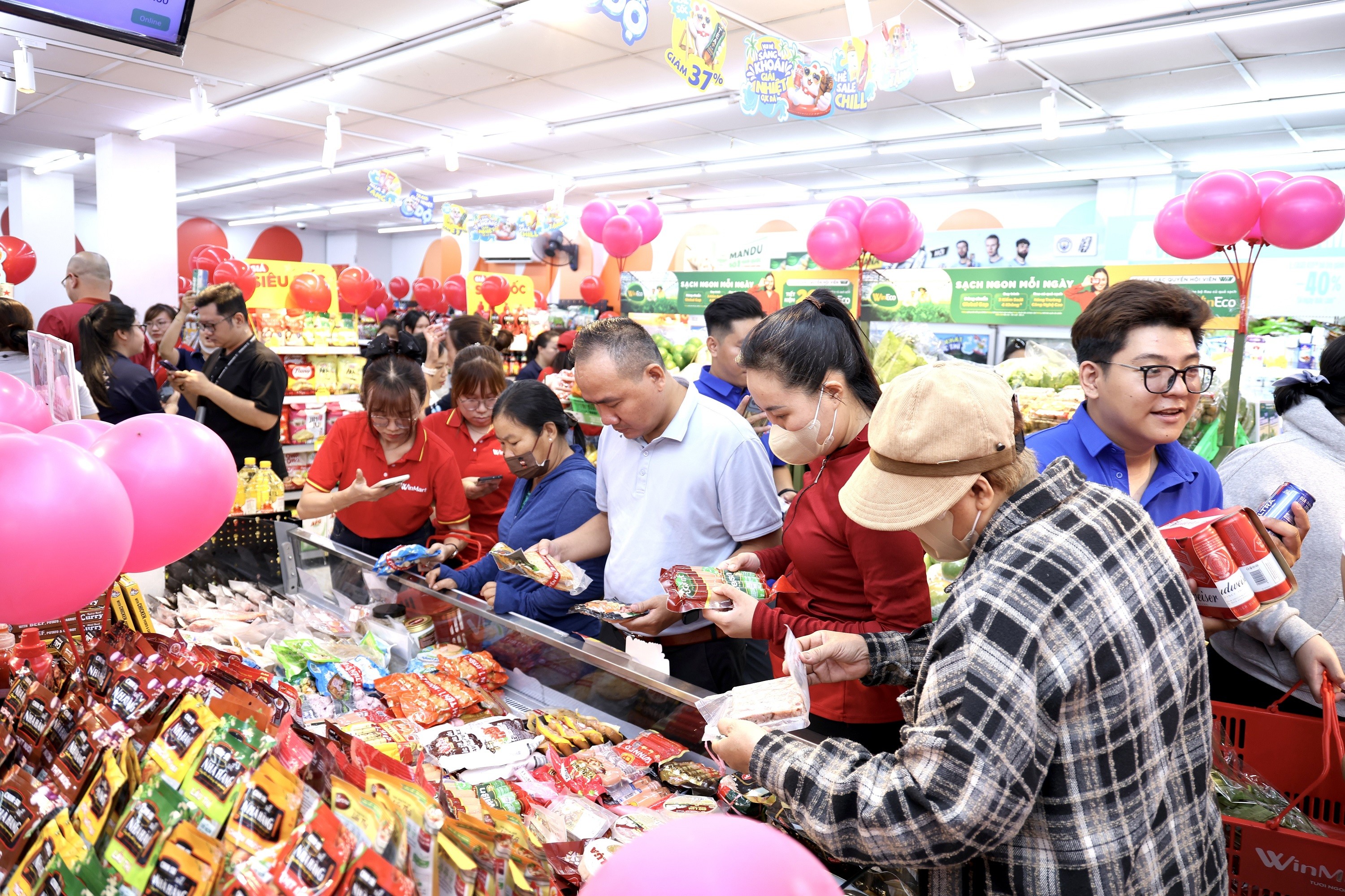 tap-nap-khach-mua-sam-tai-cua-hang-winmart-1779179069.jpeg