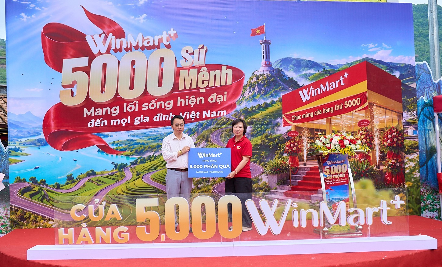 dai-dien-winmart-trao-tang-5000-phan-qua-cho-cac-ho-gia-dinh-cac-xa-meo-vac-duong-hong-va-yen-cuong-thuoc-tinh-tuyen-quang-1781838757.jpg