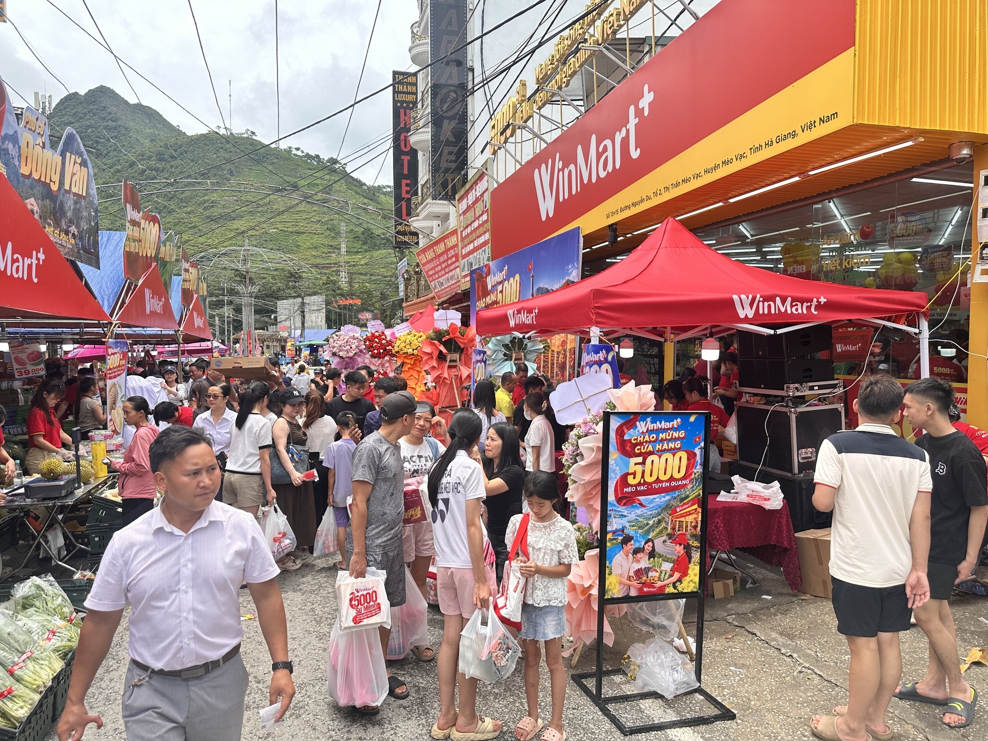 khong-khi-mua-sam-soi-dong-tai-cua-hang-winmart-thu-5000jpg-1781838347.jpg