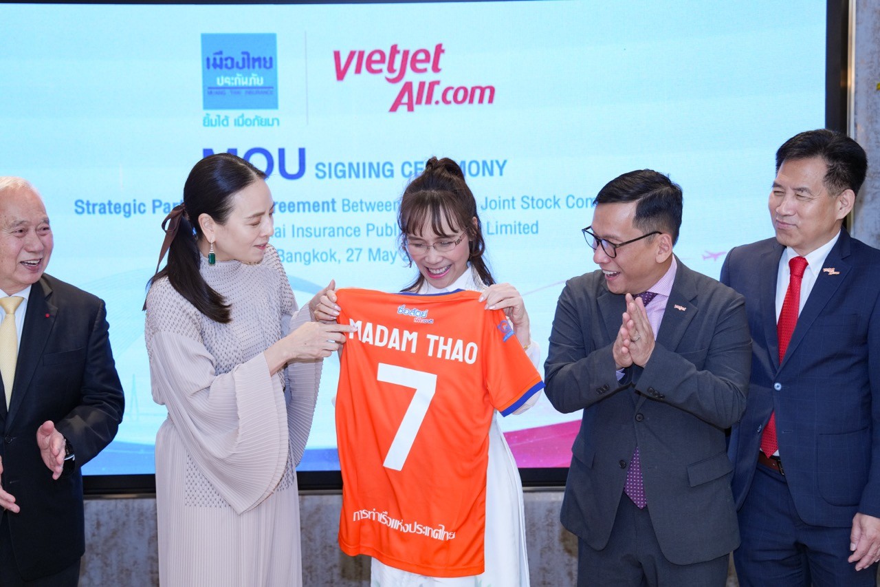 hai-madam-va-moi-duyen-voi-bong-da-viet-nam-thai-lan-4-1787712400.jpeg