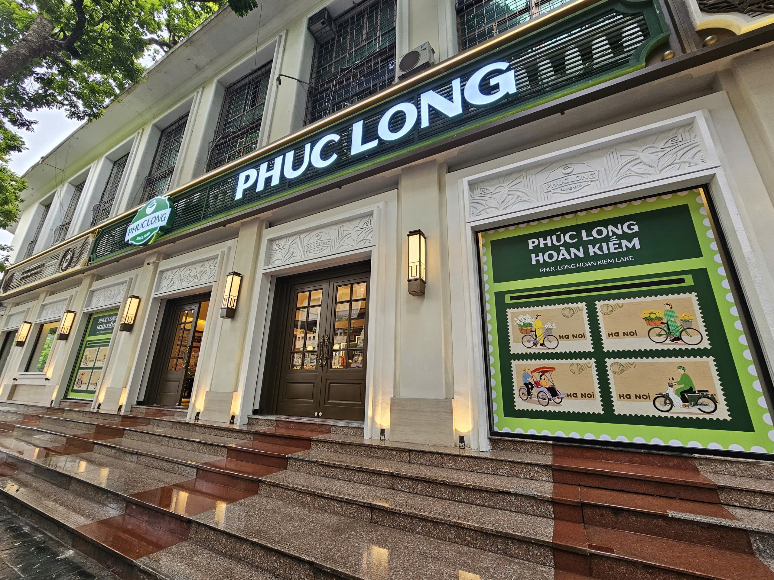 bang-hieu-phuc-long-noi-bat-giua-khong-gian-kien-truc-1787795715.jpg