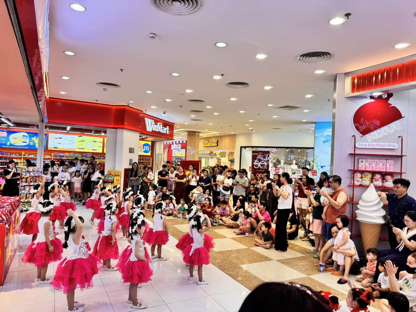 moi-sieu-thi-winmart-la-mot-diem-ket-noi-cong-dong-2-1787890469.jpg