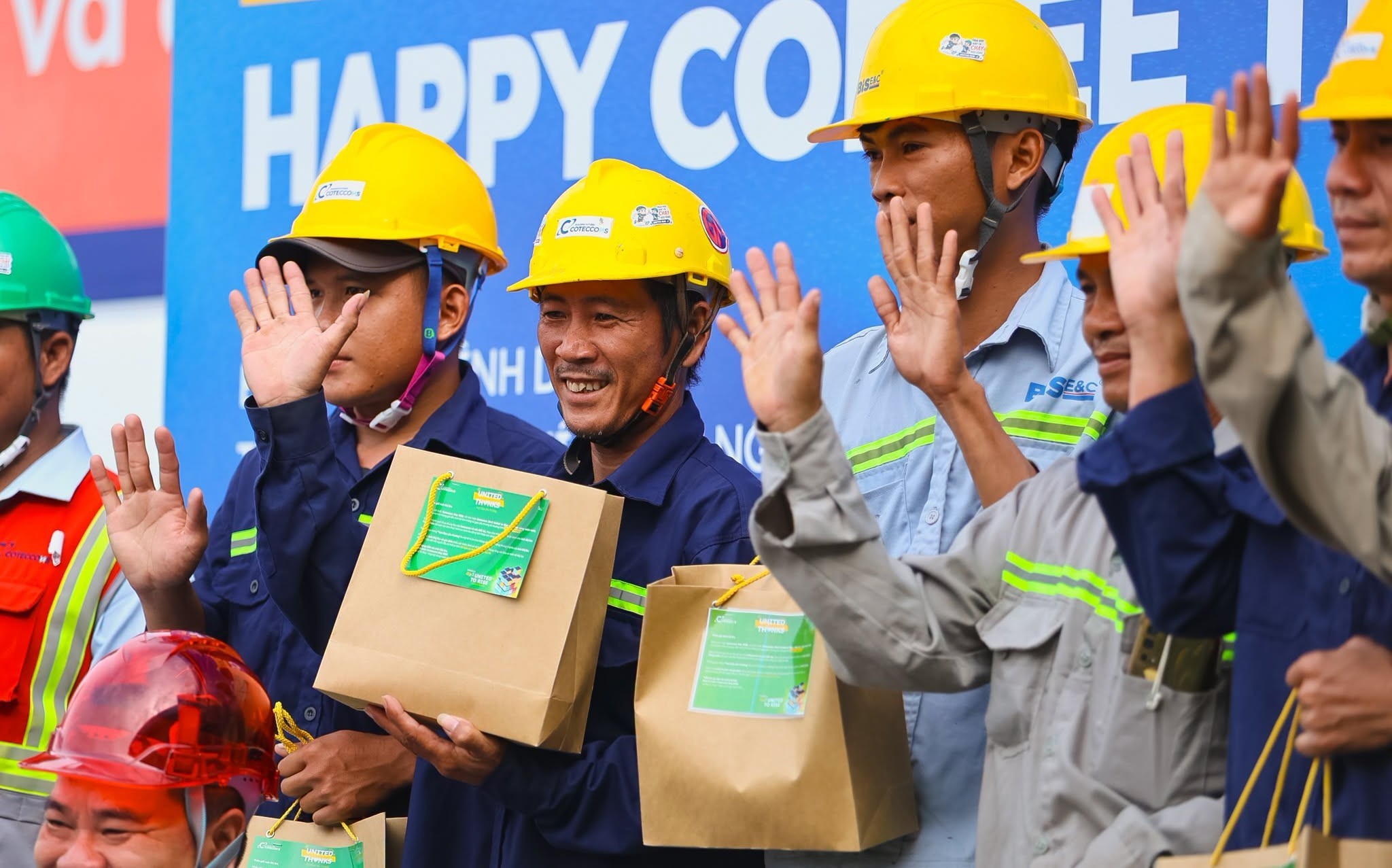 cac-doi-tac-chu-dau-tu-nha-thau-phu-cung-coteccons-chung-tay-mang-den-cac-cham-lo-thiet-thuc-cho-nguoi-lao-dong-1789398685.jpg