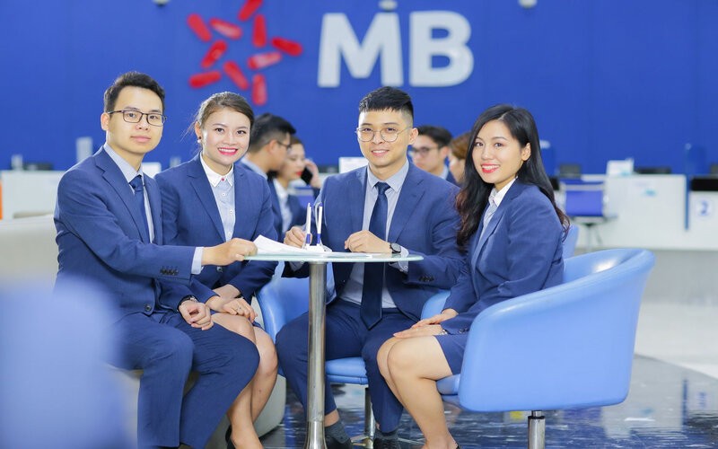 nghe-noi-banker-giau-lam-thi-truong-tuyen-dung-nganh-ngan-hang-bung-no-dau-nam-2025-1736694092.jpg