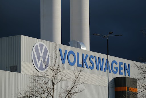 de-che-volkswagen-tai-duc-dang-roi-vao-trang-thai-cuc-ky-hon-loan-1739262952.jpeg