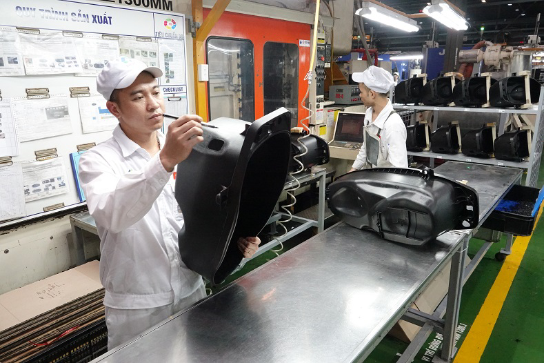 nhua-ha-noi-bom-von-khung-vao-an-trung-industries-1753943894.png