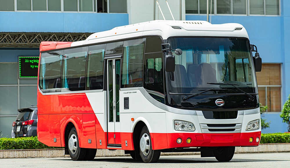 samco-ngoi-tren-dong-lua-gan-100-xe-buyt-cng-moi-tinh-thanh-sat-vun-1756274564.jpeg