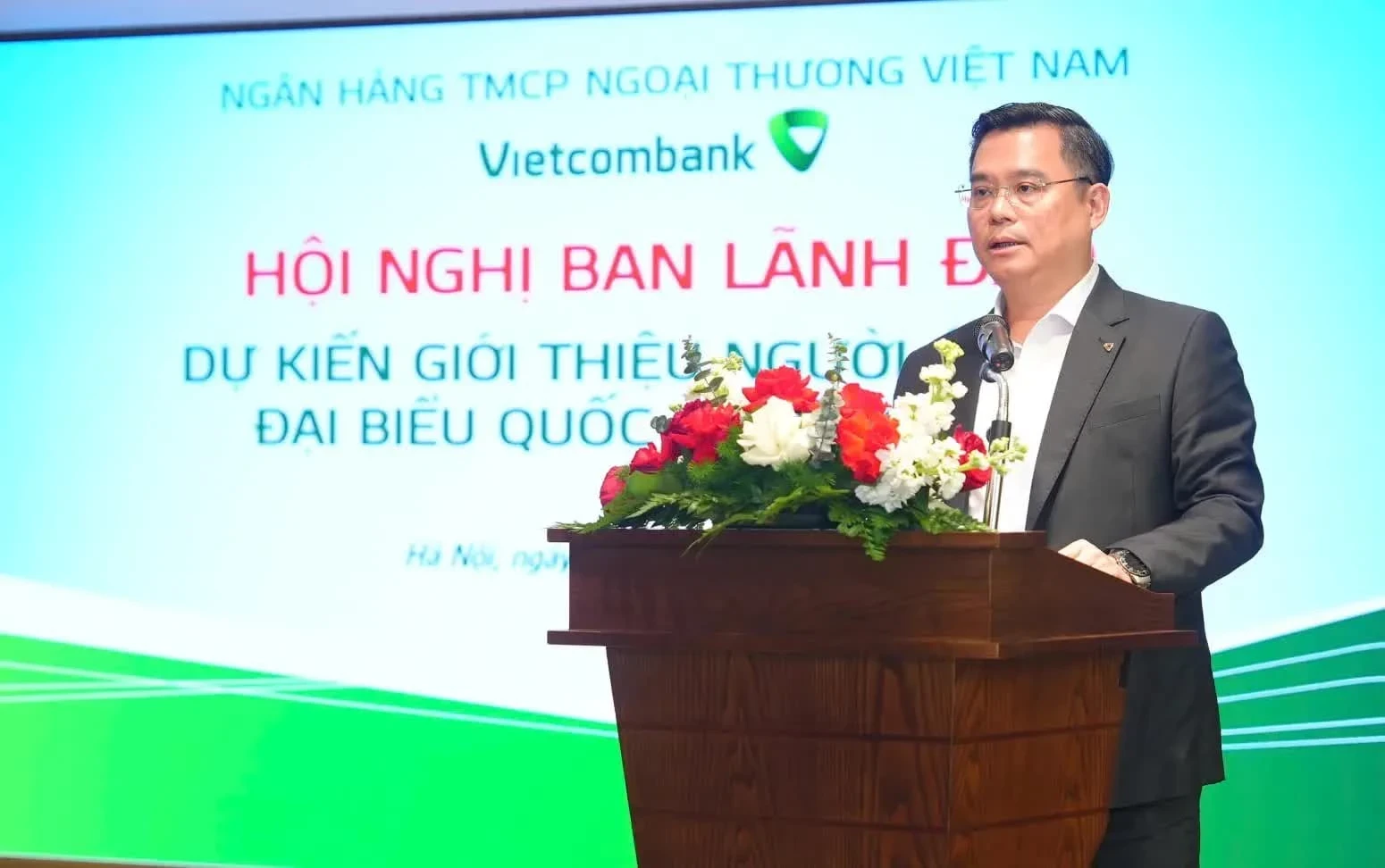 chu-tich-vietcombank-nguyen-thanh-tung-duoc-100-cu-tri-noi-cong-tac-gioi-thieu-ung-cu-dbqh-khoa-xvi-1768795355.webp