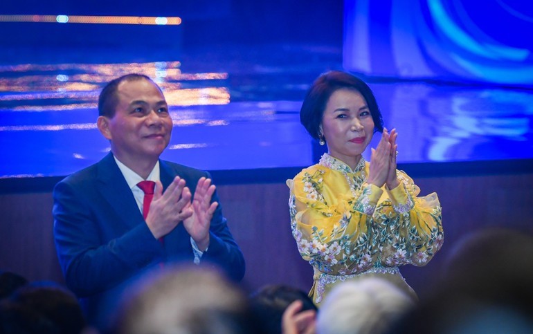 vo-chong-ty-phu-pham-nhat-vuong-cung-nam-gan-10-von-lpbank-1788960961.jpg