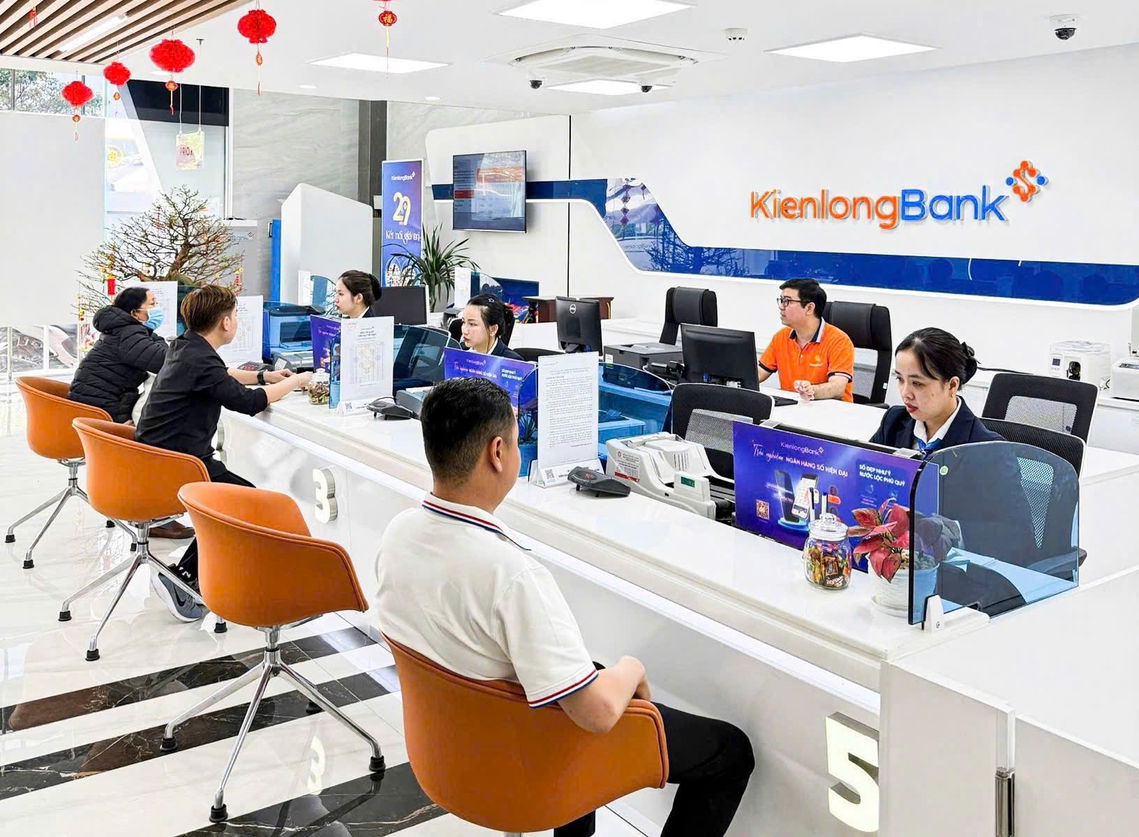 kienlongbank-lot-top-10-ngan-hang-co-chi-so-eps-cao-nhat-4-quy-gan-nhat-1747462847.jpg