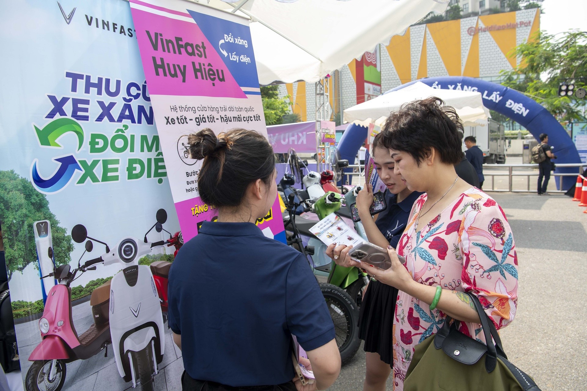 vinfast-duoc-loi-the-nao-tu-chinh-sach-chuyen-doi-xanh-cua-ha-noi-1753153405.jpeg