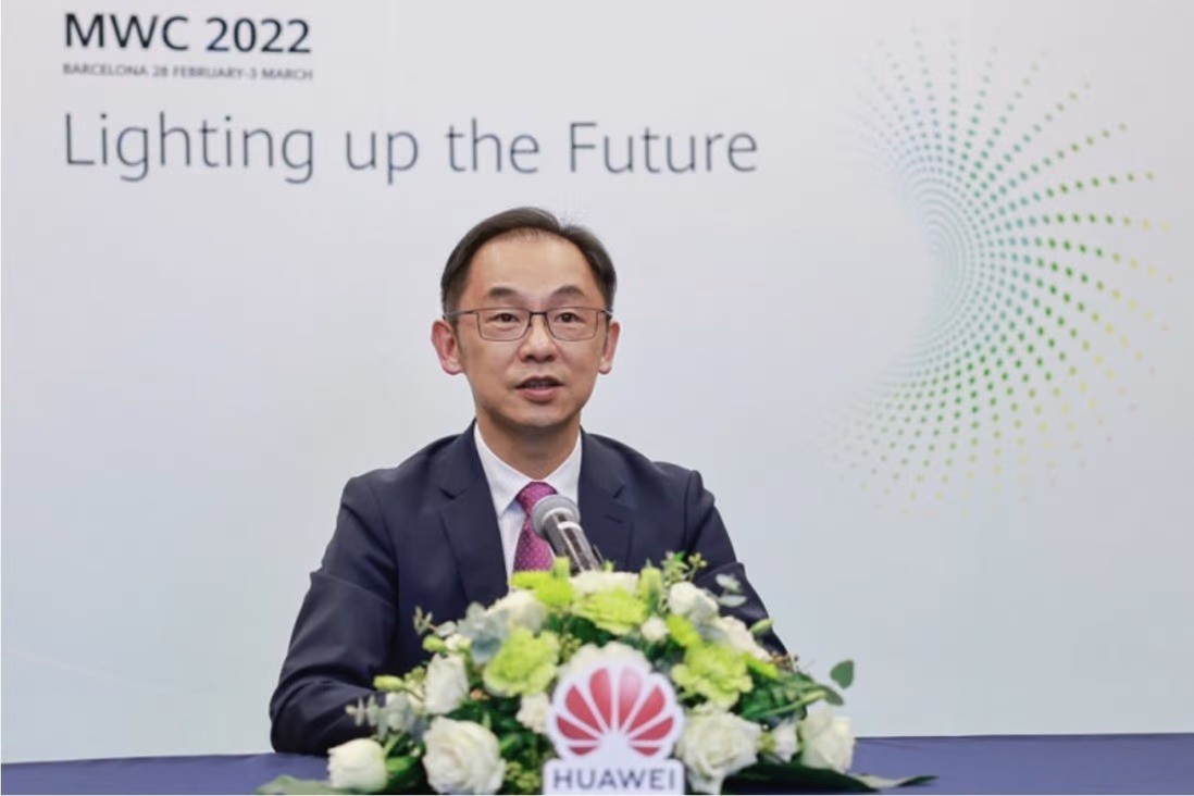 lanh-dao-hang-dau-tap-doan-huawei-bat-ngo-dot-tu-1665242554.jpeg