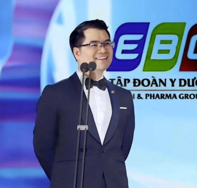 chan-dung-ong-trum-dung-sau-nha-may-san-xuat-my-pham-cho-cong-ty-chong-doan-di-bang-1748593733.jpg
