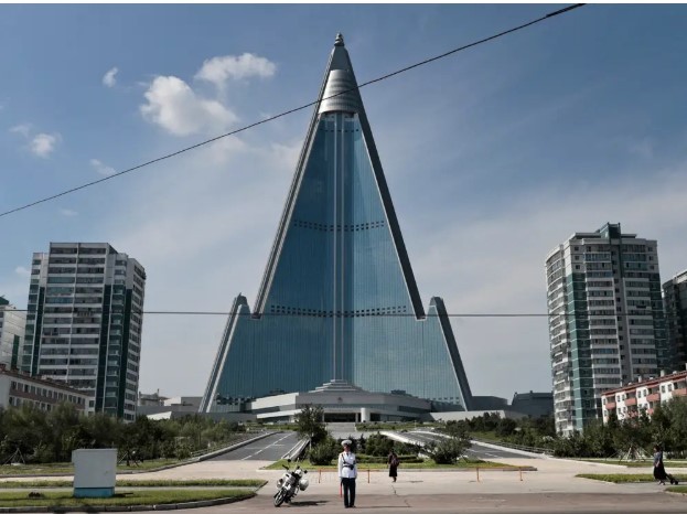khach-san-ryugyong-toa-nha-105-tang-choc-troi-nhung-bi-an-tai-trieu-tien-1748830264.jpg