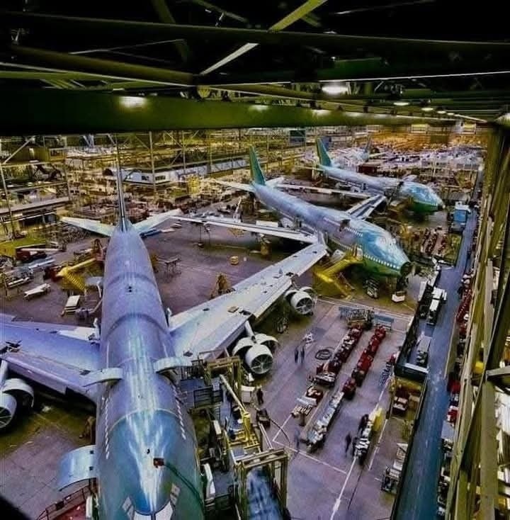 nha-may-boeing-tai-everett-washington-khong-chi-la-mot-cong-trinh-ma-la-ca-mot-ky-quan-ky-thuat-cua-the-gioi-hien-dai-1750732079.jpg