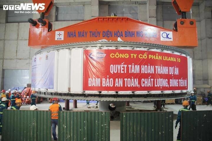 lap-dat-thanh-cong-rotor-nang-585-tan-cua-du-an-thuy-dien-hoa-binh-mo-rong-the-hoa-luoi-dien-quoc-gia-vao-dip-198-1751945838.jpg