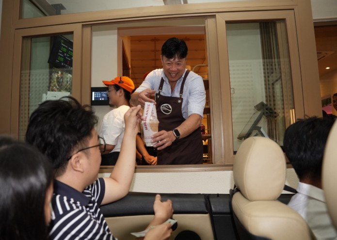 mo-hinh-drive-thru-cua-highlands-coffee-cu-loi-nguoc-dong-hay-di-vao-vet-xe-do-cua-mcdonalds-nam-ay-1752027601.jpg