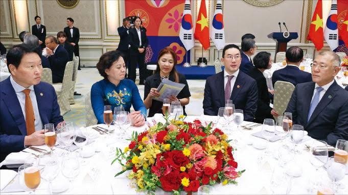 han-quoc-huy-dong-loat-ong-lon-sk-hyundai-lg-samsung-tiep-don-tong-bi-thu-to-lam-va-doan-dai-bieu-viet-nam-ban-ve-dien-hat-nhan-duong-sat-cao-toc-do-thi-moi-1754974407.jpg