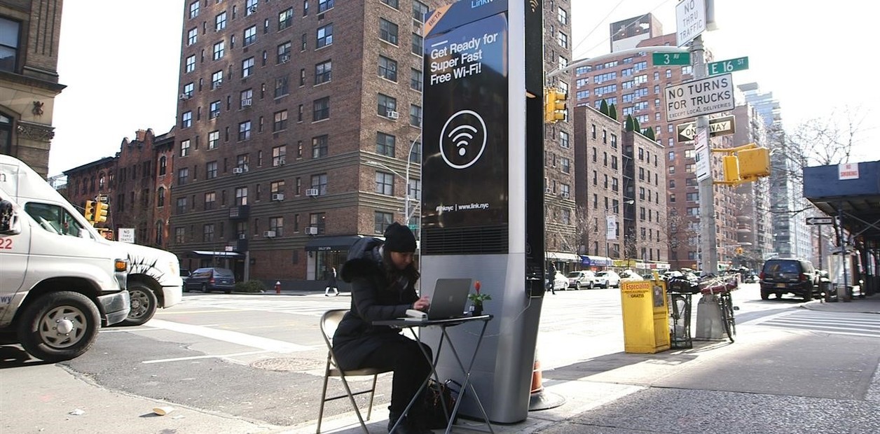song-o-new-york-gio-chang-lo-mat-mang-wi-fi-mien-phi-tu-2000-tram-linknyc-1755661512.jpg