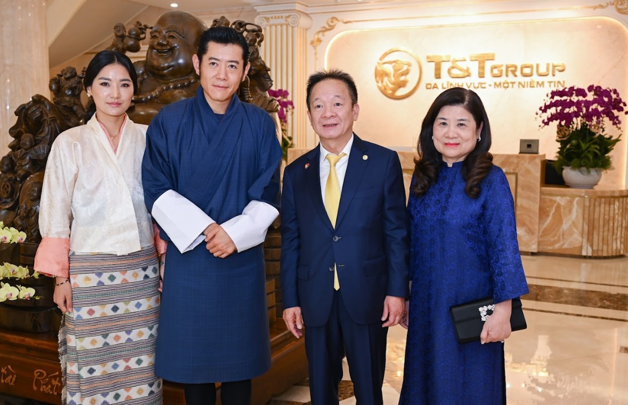 quoc-vuong-bhutan-va-hoang-hau-toi-tham-tap-doan-tt-group-1755742910.jpg