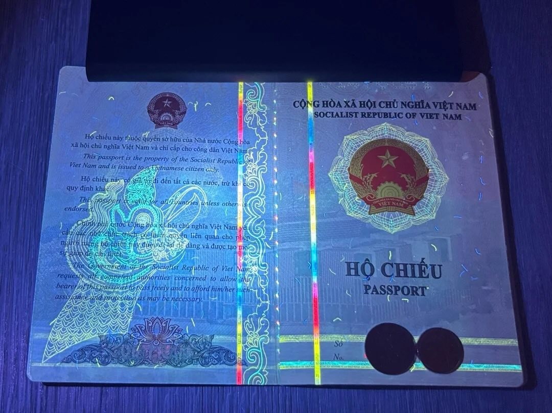 passport-viet-nam-duoi-den-uv-sieu-dep-luon-1760666785.jpg