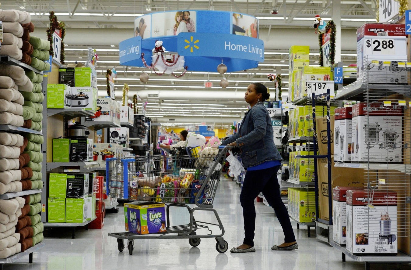 xu-huong-tiet-kiem-bung-len-trong-dan-my-walmart-tang-truong-manh-1763712960.jpg