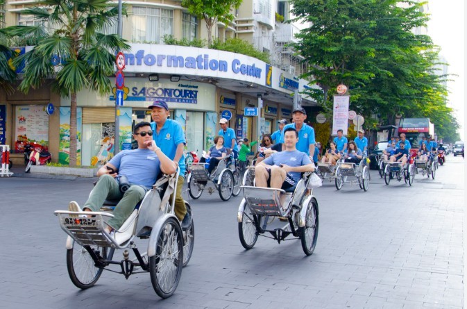 du-lich-phuc-hoi-manh-saigontourist-vietravel-va-cac-ong-lon-dang-kiem-tien-ra-sao-1765765926.jpg