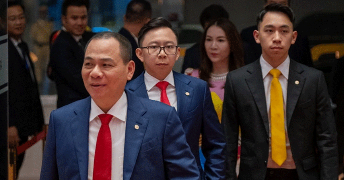 gia-dinh-ty-phu-pham-nhat-vuong-1752644460.gif