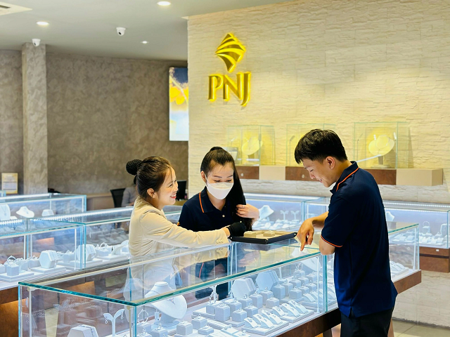 co-bien-gi-ma-hai-co-dong-lon-nuoc-ngoai-thoai-bot-von-o-pnj-1747293349.png