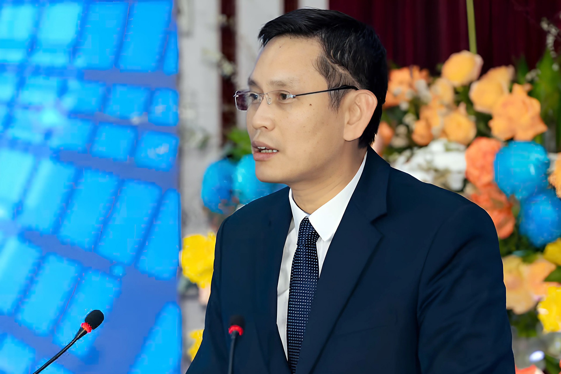sau-ba-nam-ngoi-ghe-nong-ong-nguyen-hong-hien-roi-vi-tri-chu-tich-mobifone-1749699836.jpg