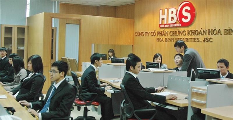 gan-5900-ty-boc-hoi-lanh-dao-cong-ty-chung-khoan-bi-to-rut-ruot-khi-chu-tich-dinh-lao-ly-1754534972.jpg
