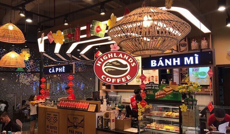 ong-chu-highlands-coffee-toan-tinh-gi-ma-mua-ca-paris-baguette-viet-nam-1757562656.jpg