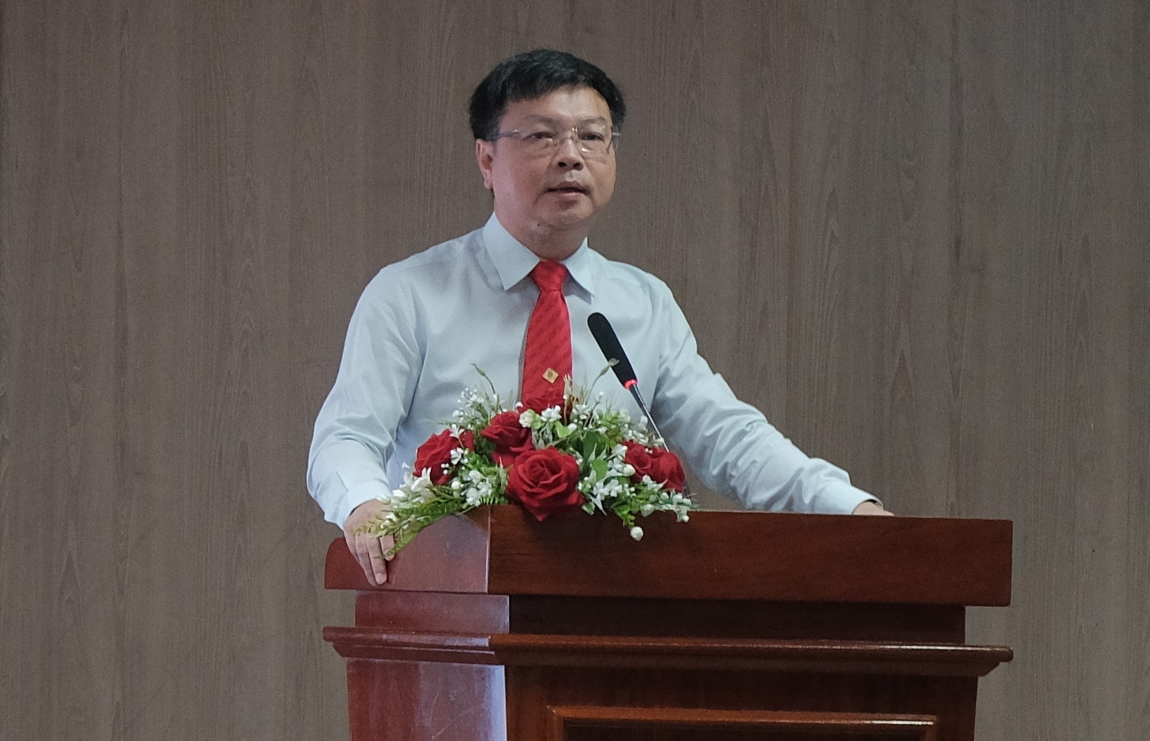 chan-dung-tan-tong-giam-doc-saigon-coop-1760061608.jpg