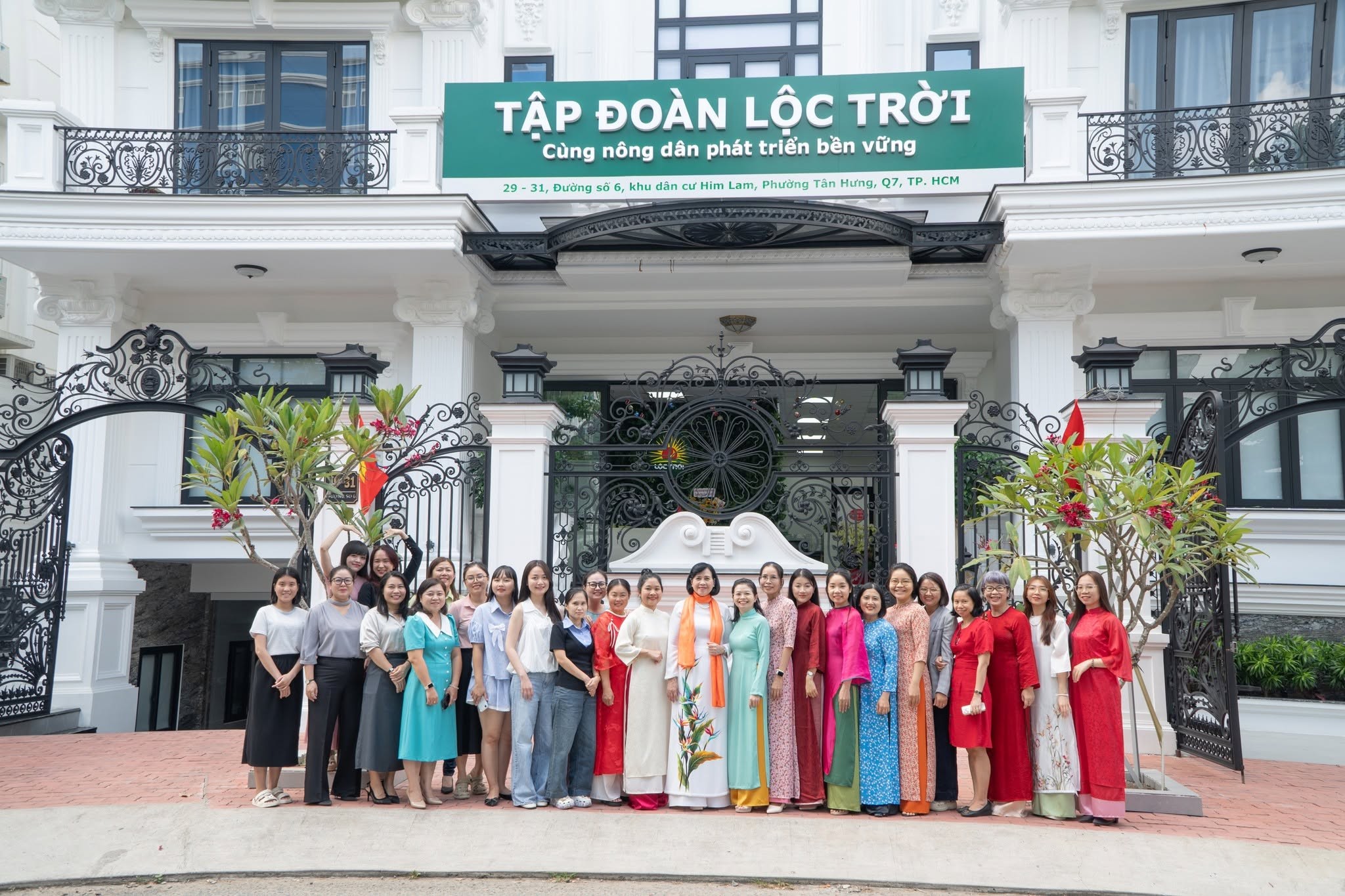 co-phieu-loc-troi-va-rang-dong-holding-bi-dinh-chi-giao-dich-mot-ben-ket-bao-cao-mot-ben-doi-mat-nguy-co-pha-san-1782289098.jpg
