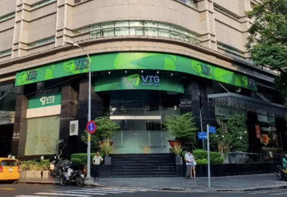 chung-khoan-viet-thanh-bi-phat-275-trieu-dong-vi-vi-pham-giao-dich-chung-khoan-va-ky-quy-1783324531.png