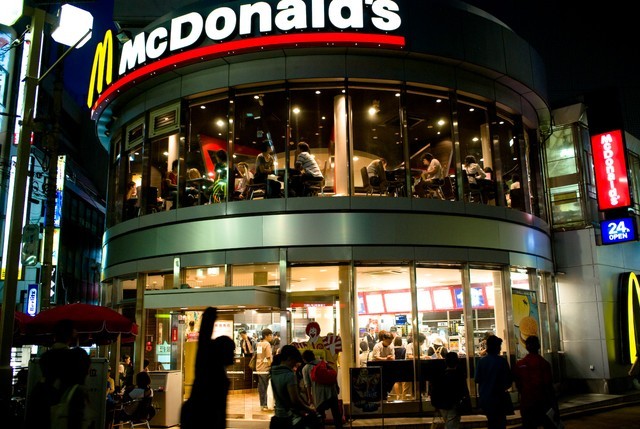 mmot-nguoi-philippines-noi-rang-cac-thuong-hieu-do-an-noi-tieng-nhu-mcdonalds-hay-burger-king-that-bai-o-viet-nam-vi-nguoi-viet-ngheo-1687956594.jpg