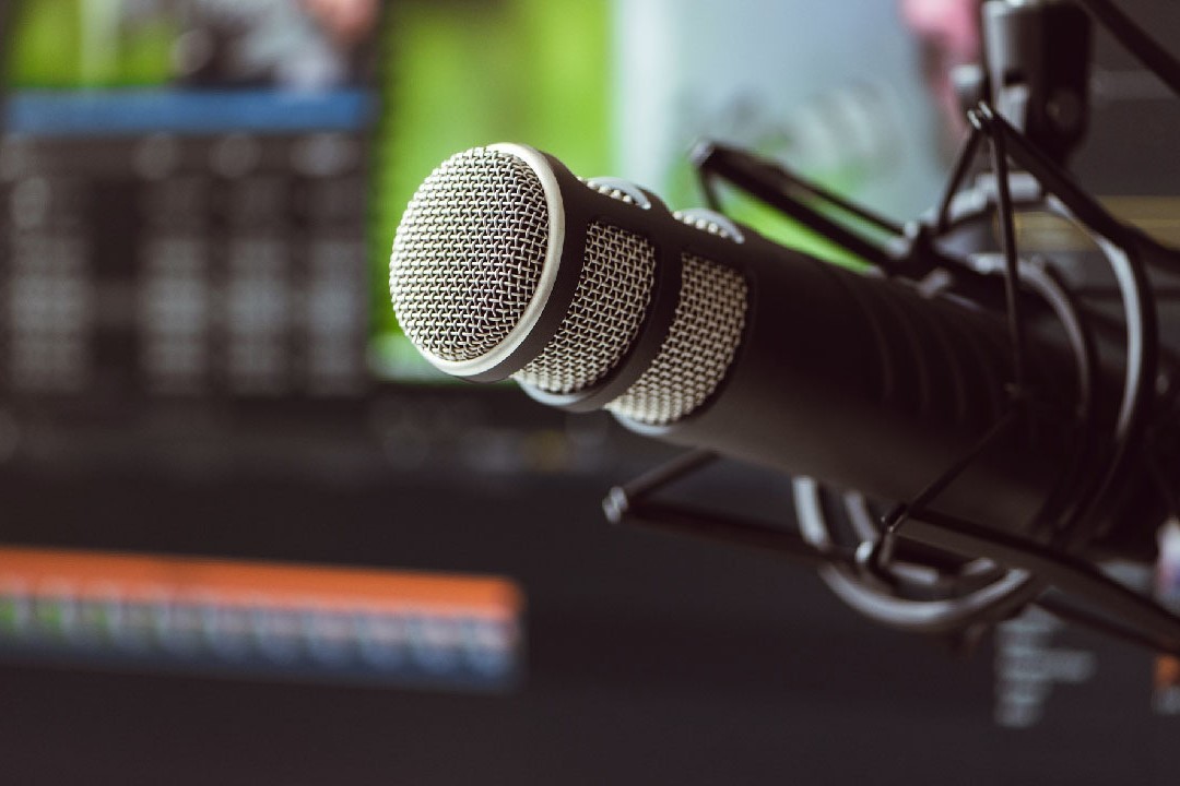 10-kenh-podcast-giup-ban-phat-trien-ban-than-tu-a-z-1733153884.jpg