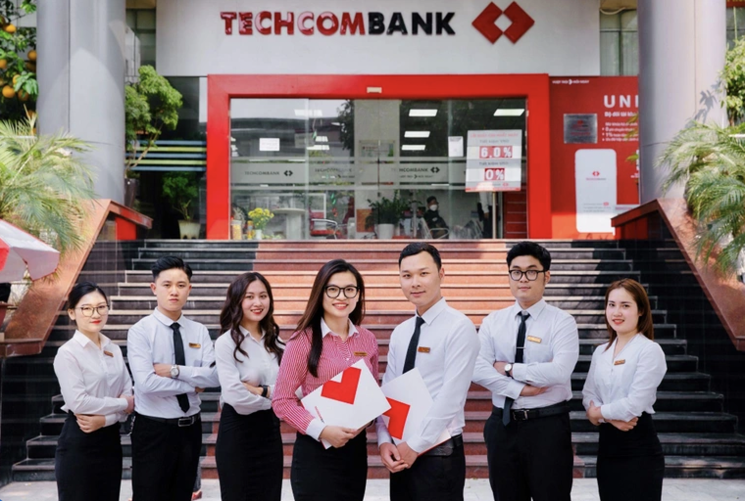 co-phieu-cua-chu-tich-co-boc-hoi-700-trieu-usd-thi-luong-nhan-vien-techcombank-van-cuc-ky-khung-1675592676.png